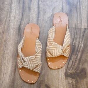 Universal Thread Sandals